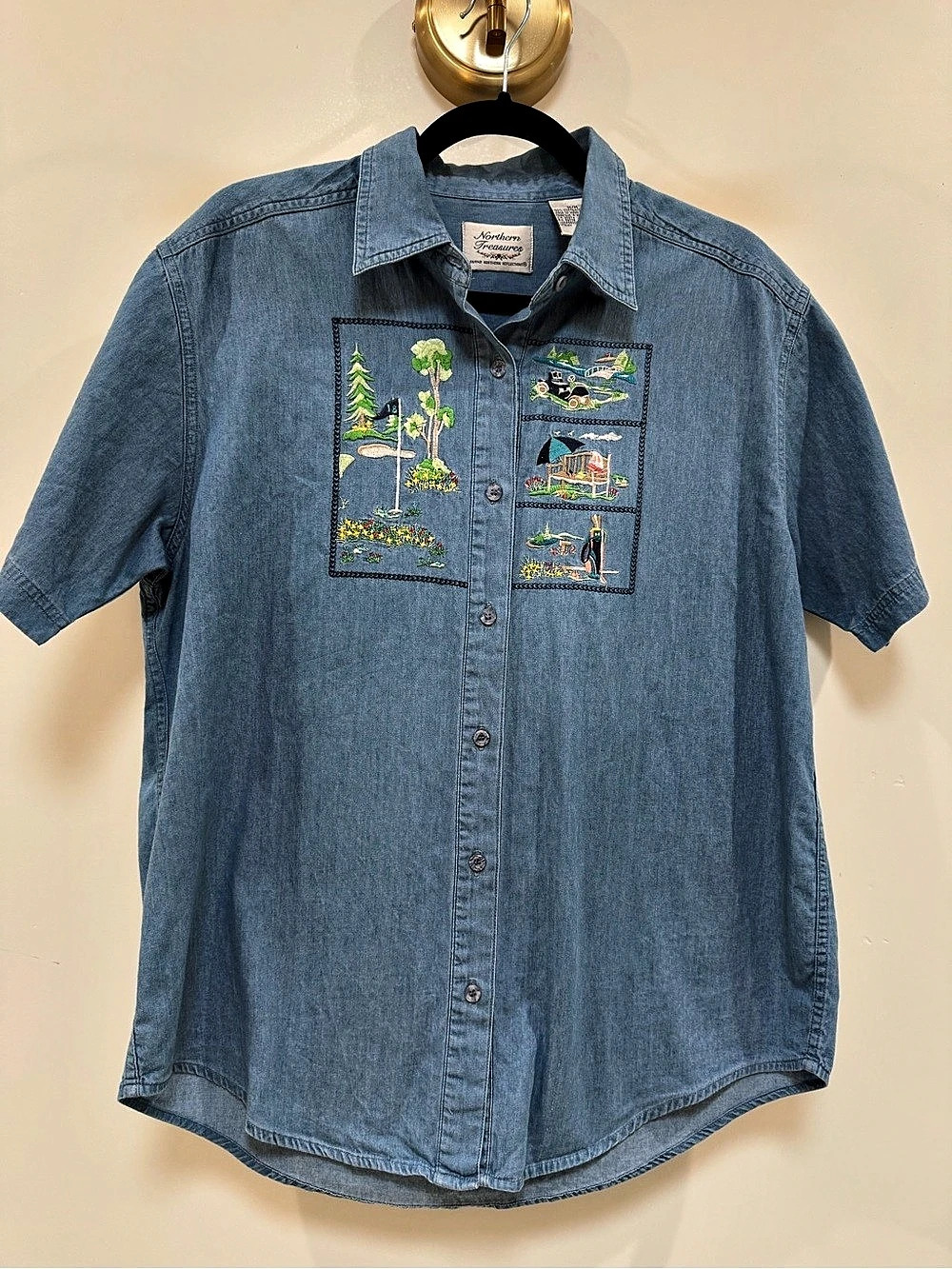 Northern Treasures Embroidered vintage Denim Shirt in Blue Size Medium. Golf ⛳️